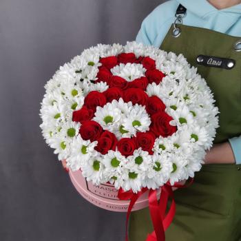 Коробка из роз и хризантем  с 8 марта Артикул  50425vlg
